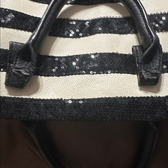 Adorable Betsey Johnson’s sequin bag - Picture 13 of 13